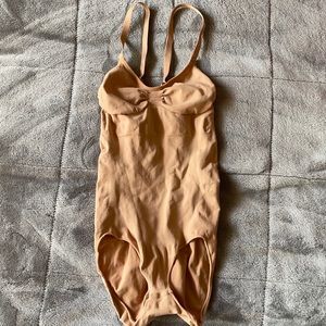 Sculpting shape wear bodysuit without snaps